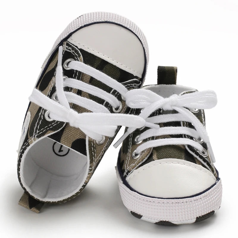 I YAN infant toddler anti-slip canvas sneakers with star design for boys and girls, perfect for first steps and early walking.