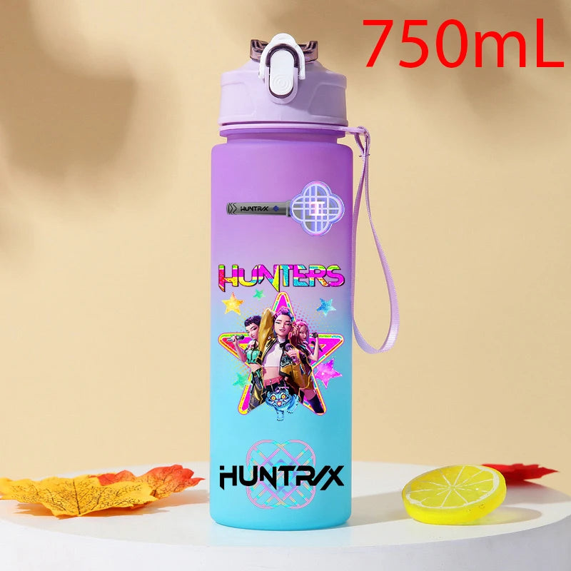 I YAN Demon Hunters 750ml plastic water bottle with warrior gourd design, suitable for K-pop fans and outdoor use