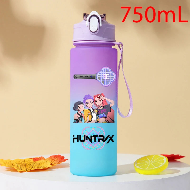 I YAN Demon Hunters 750ml plastic water bottle with warrior gourd design, ideal for KPop fans and outdoor drinking.