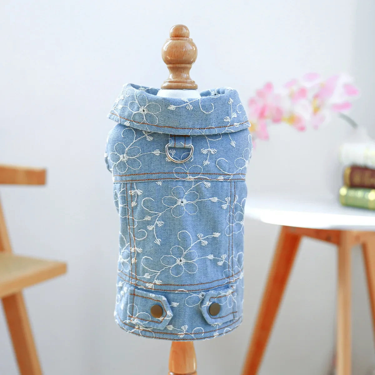 I YAN denim sleeveless dog jacket with jeans style for small to medium dogs and cats, suitable for autumn and spring wear.