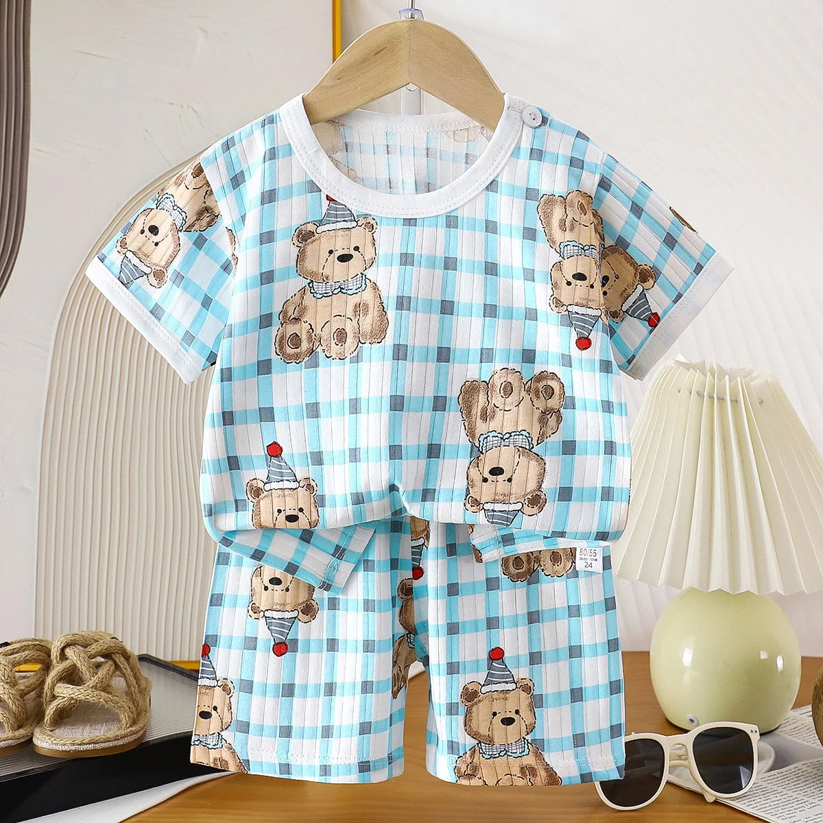 Children's summer cotton clothing set with T-shirts and shorts for boys and girls, by I YAN, featuring short sleeves and comfortable fabric.