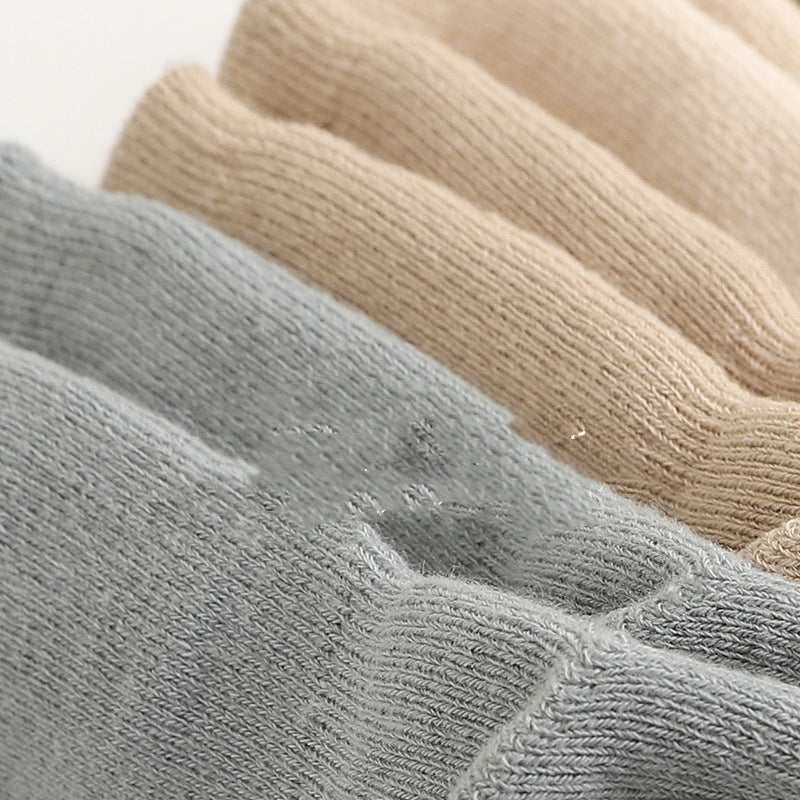 Combed cotton socks for boys and girls by I YAN, colorful, soft, and breathable, suitable for kids' everyday wear.